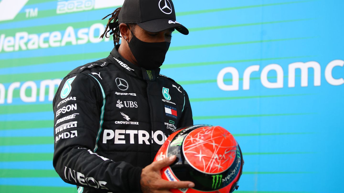 Hamilton viendo con ilusión el casco de su ídolo. (Reuters)