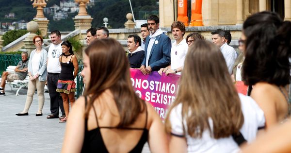 Foto: Concentración este martes en San Sebastián" en repulsa de las agresiones sexuales ocurridas durante las fiestas. (EFE)