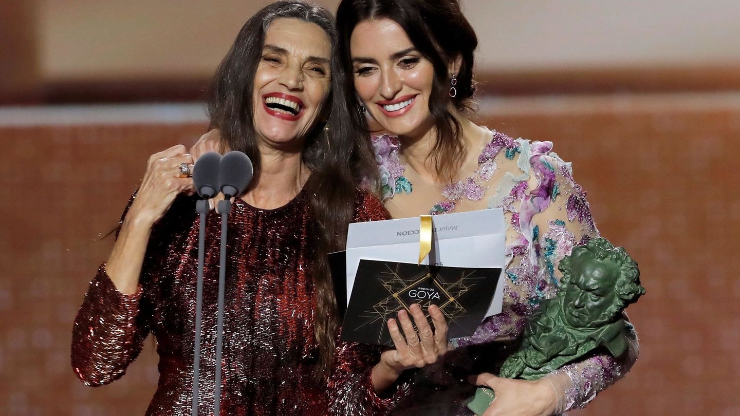 La alegría de Ángela Molina y Penélope Cruz al entregar el Goya al mejor director a Pedro Almodóvar. (EFE)