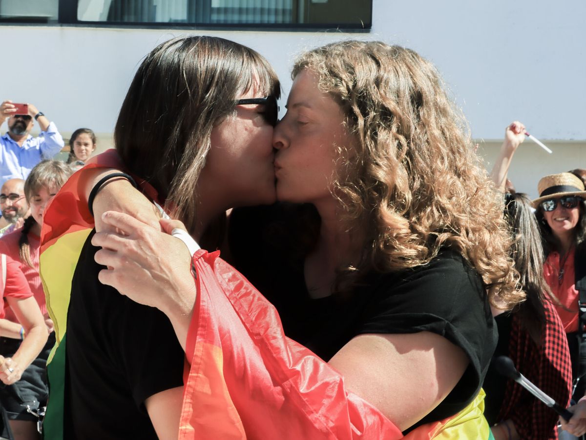 Foto: Dos mujeres se besan hoy en la quedada en Santa Cruz de Bezana, Cantabria. (EFE/Celia Agüero Pereda)
