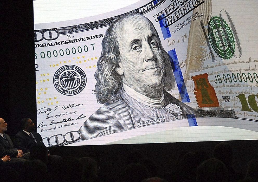 Foto: Bernanke, en el centro, durante la presentación del nuevo billete de 100 dólares