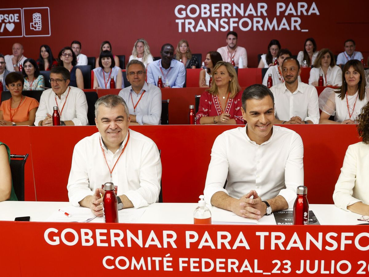 Foto: El presidente del Gobierno, Pedro Sánchez, rodeado de la cúpula del PSOE ratificada en el Comité Federal. (EFE/Mariscal)