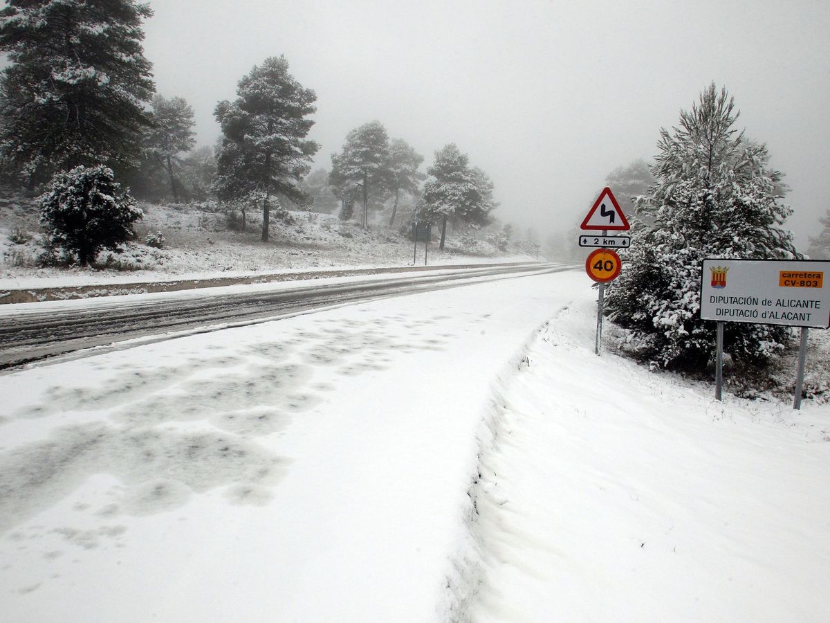 Foto: Carretera afectada por el temporal de nieve. (EFE)