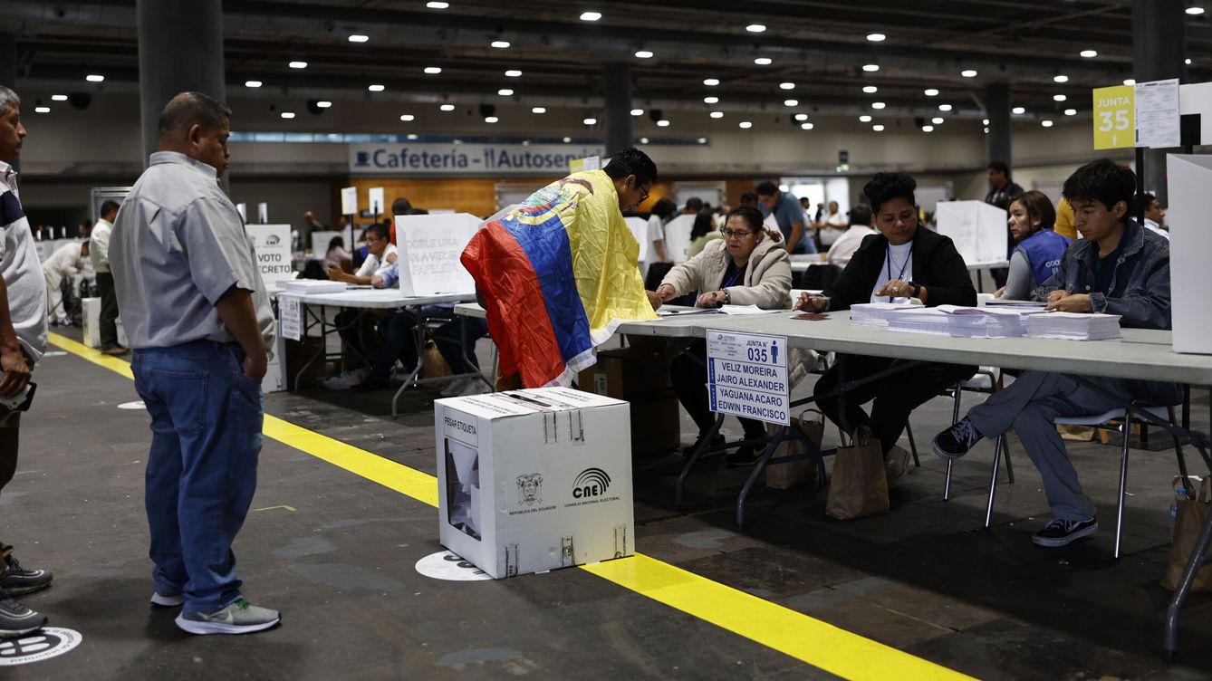 Foto: Miles de ecuatorianos votan este domingo. (EFE/Rodrigo Jiménez)