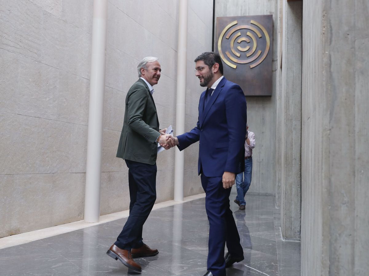 Foto: El candidato del PP a la presidencia de Aragón, Jorge Azcón (i), junto al candidato de Vox, Alejandro Nolasco (d). (EFE/Javier Cebollada)