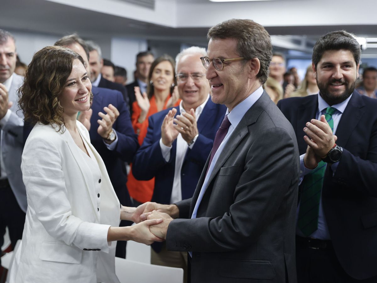 Foto: El presidente del PP, Alberto Núñez Feijóo (d), y la presidenta de la Comunidad de Madrid, Isabel Díaz Ayuso. (EFE/Emilio Naranjo)