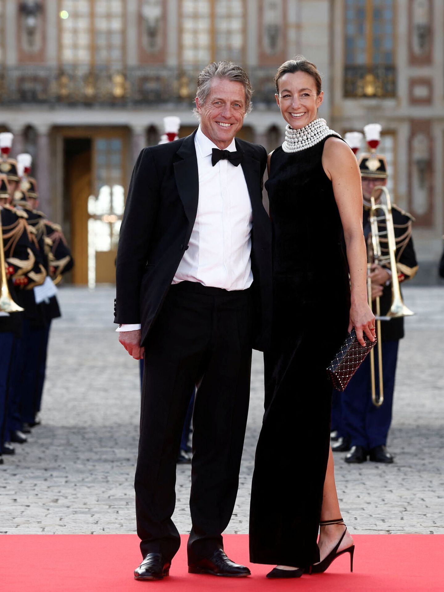 Hugh Grant y Anna Elisabet Eberstein en la cena de gala celebrada con motivo de la visita de Carlos III a Francia. (Reuters)