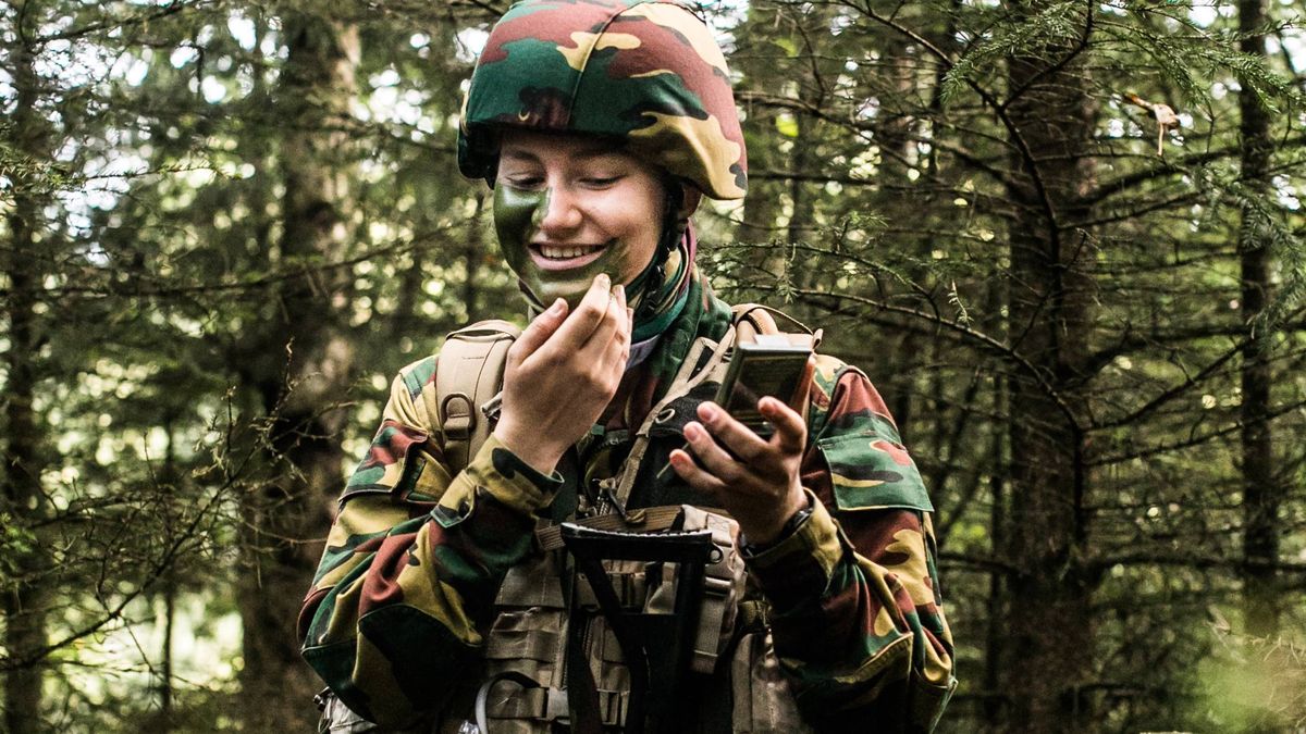Una soldado llamada Elisabeth de Bélgica: el vídeo de la heredera barriendo y disparando