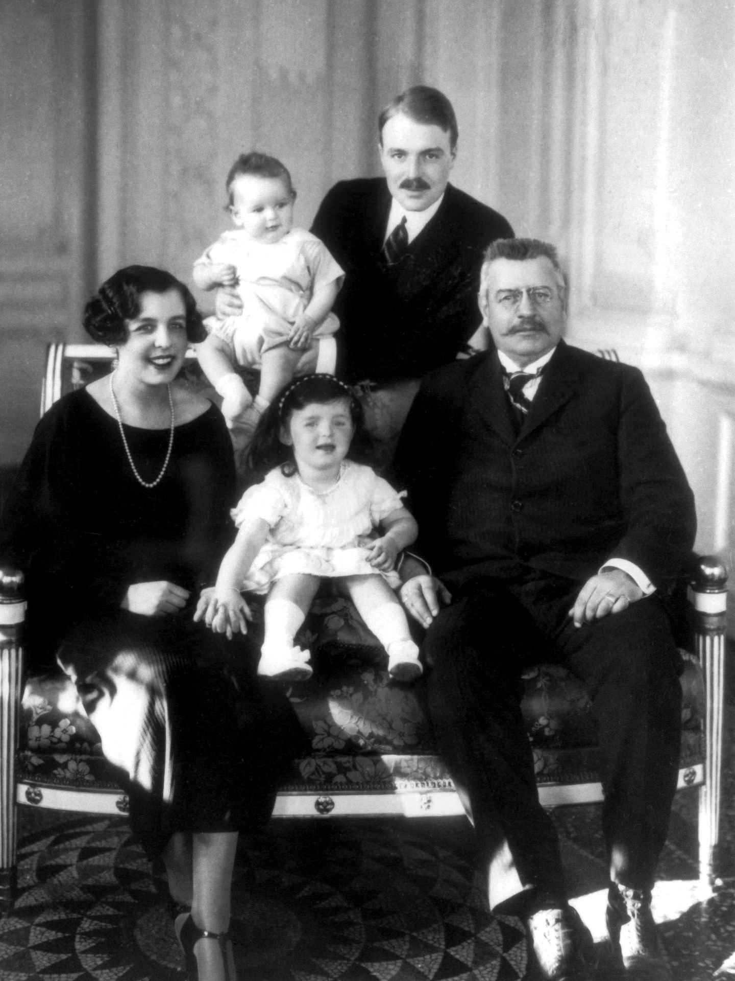 Carlota Grimaldi, con su padre, su marido y sus dos hijos. (Cordon Press) 