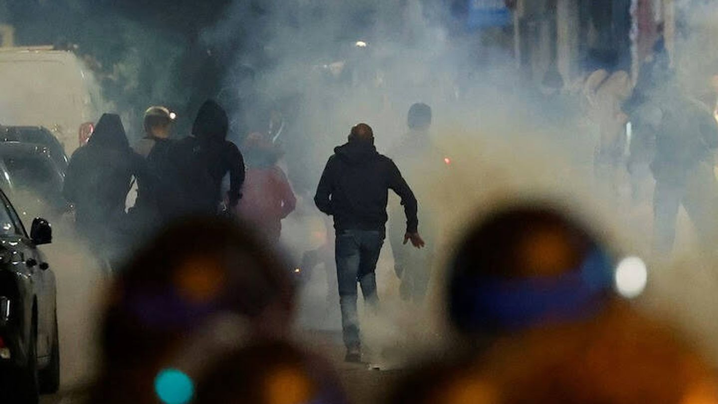 Manifestantes huyen de los gases lacrimógenos en París el 2 de julio de 2023. (AFP / Ludovic Marin)