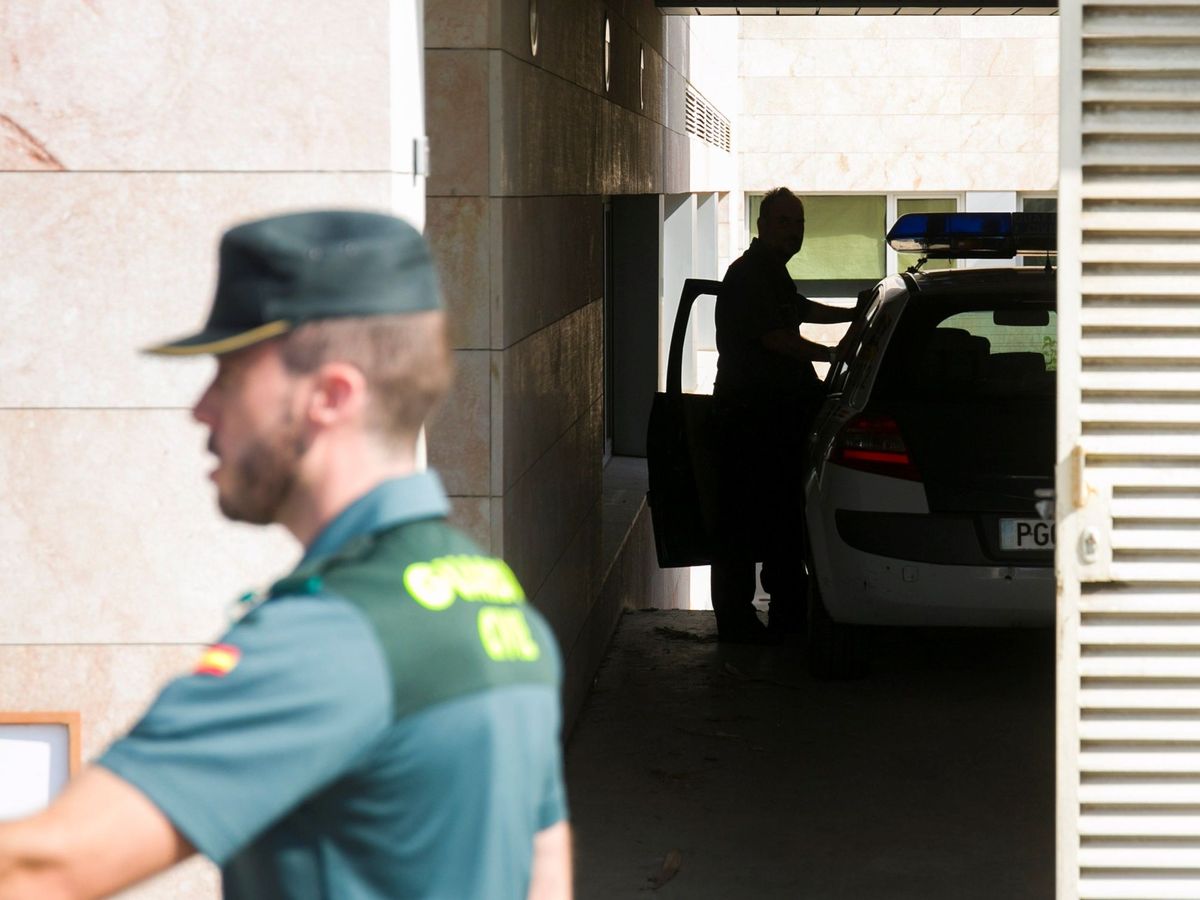 Foto: Imagen de archivo de varios agentes de la Guardia Civil en la puerta de los Juzgados de Málaga. (EFE)