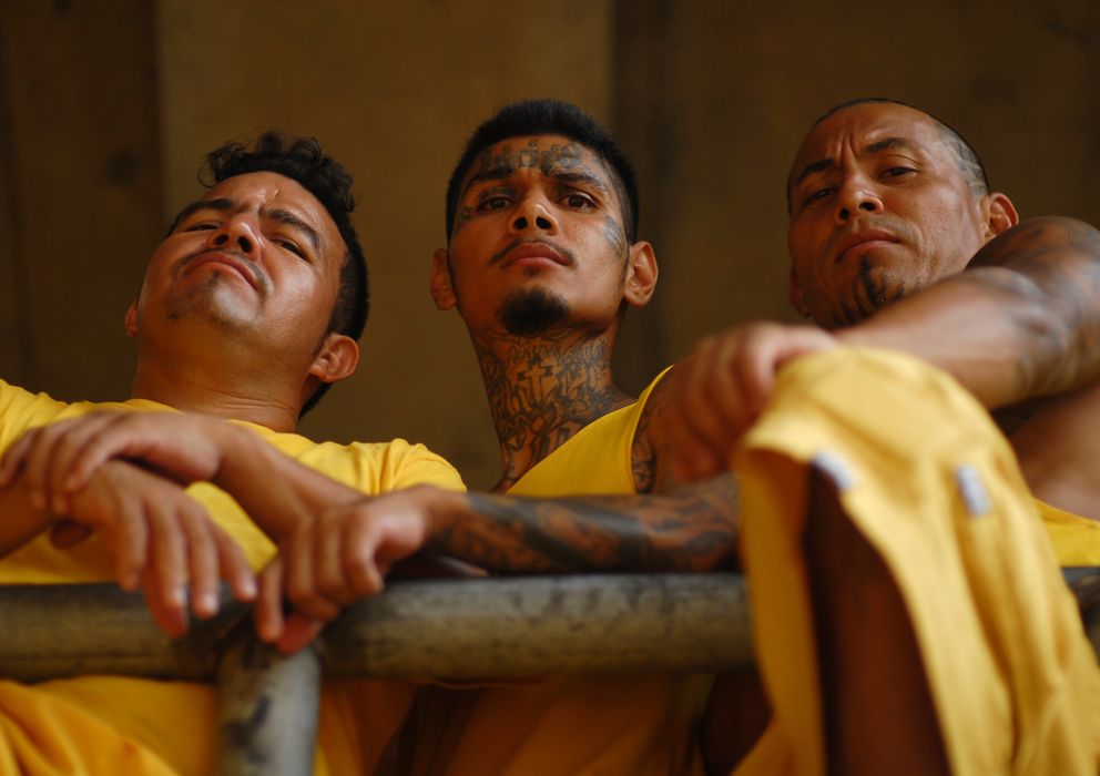 Foto: Miembros de la banda Mara 18 que cumplen condena en una cárcel en Izalco, El Salvador (Reuters).