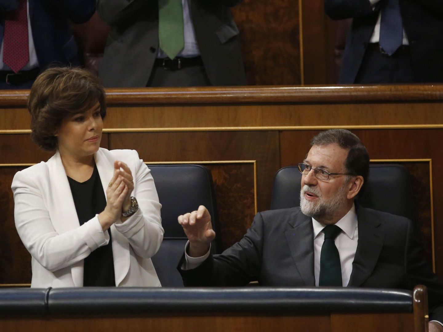 Soraya Sáenz de Santamaría junto a Mariano Rajoy en la bancada del Congreso. (EFE)