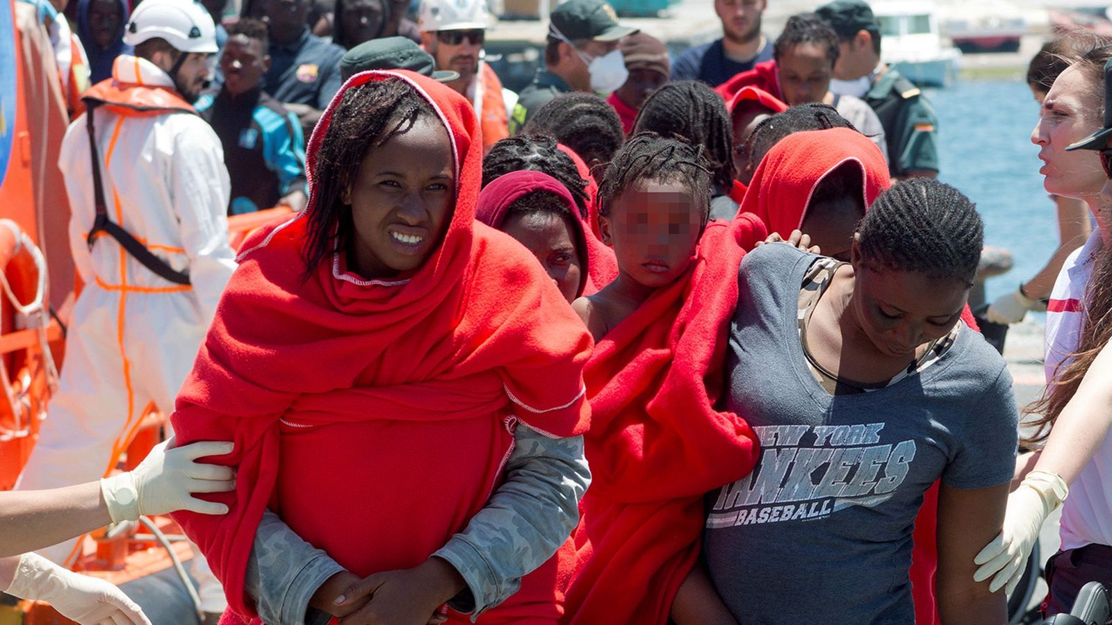 Foto: Inmigrantes rescatados en aguas del Estrecho y de Alborán. (EFE)