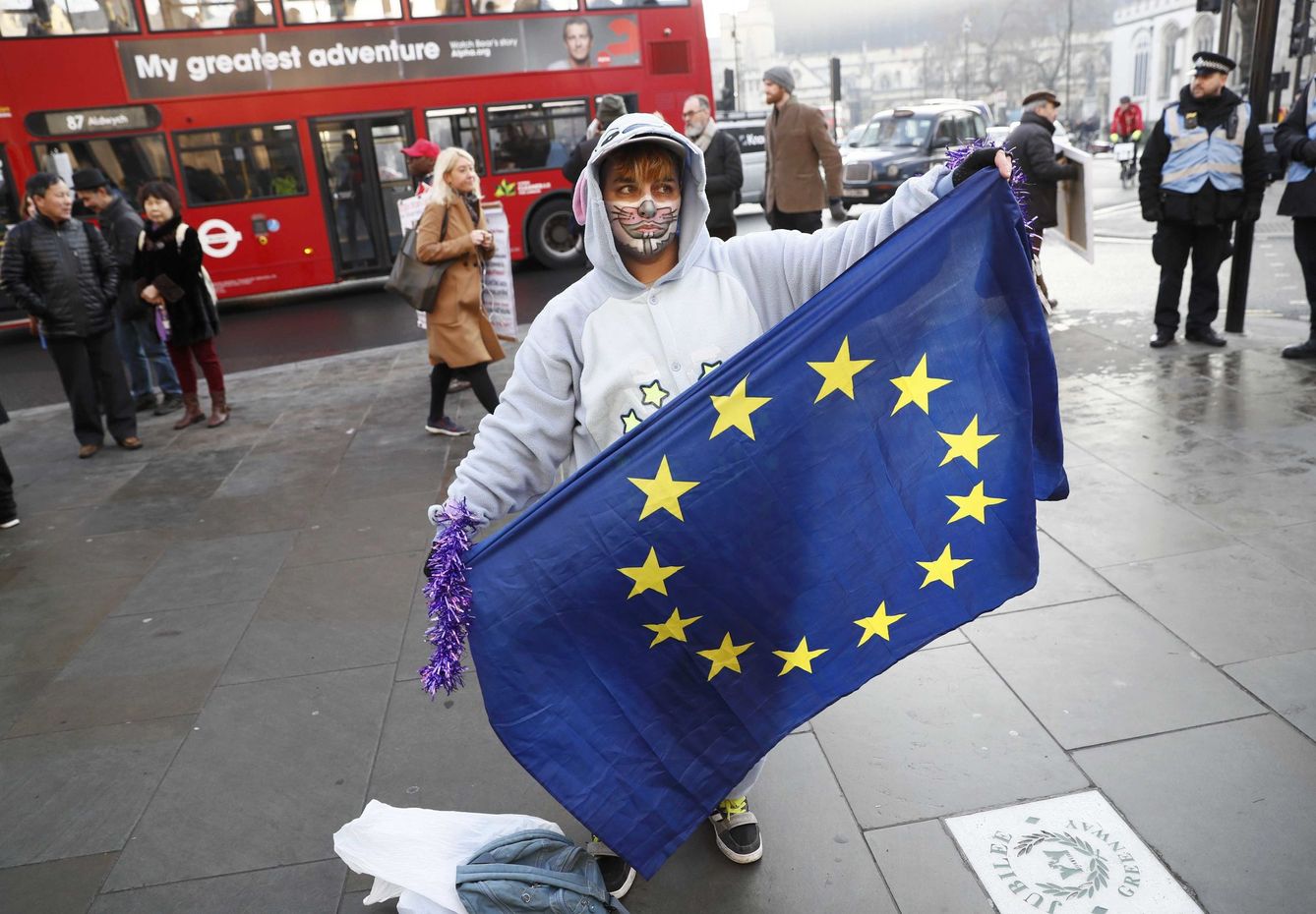 Un hombre agita una bandera europea frente al Tribunal Supremo del Reino Unido, el 24 de enero de 2017. (Reuters)