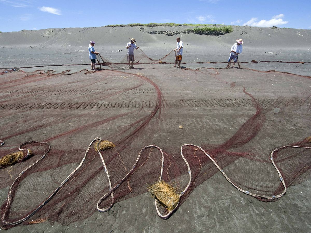 Foto: Los residuos de artes de pesca abandonados, perdidos o desechados representan el 27% de la basura de las playas. EFE