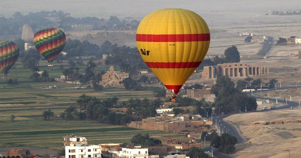 Foto: Imagen de archivo de un globo aerostático sobrevolando los templos de Luxor, Egipto. (Efe)