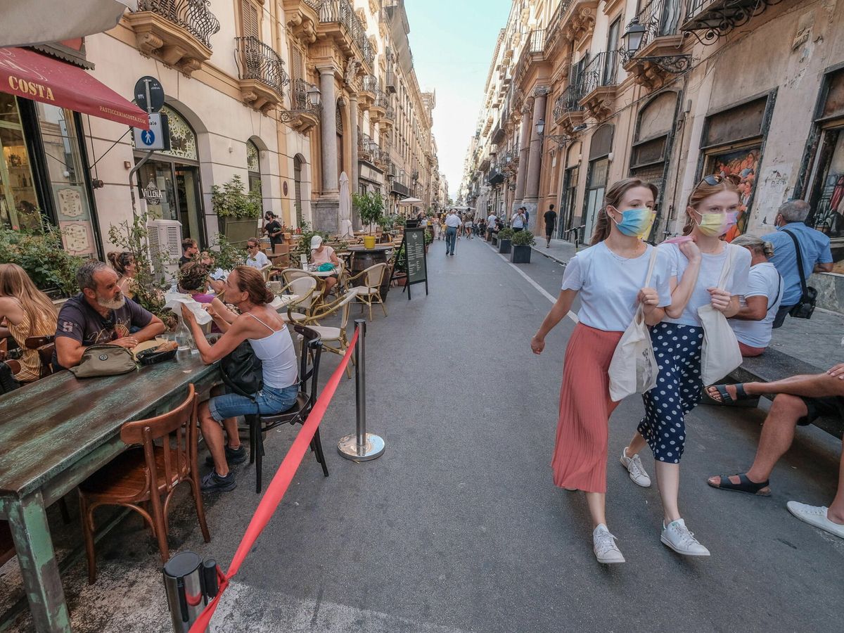 Foto: Turistas en Sicilia durante la pandemia del covid-19. (EFE)