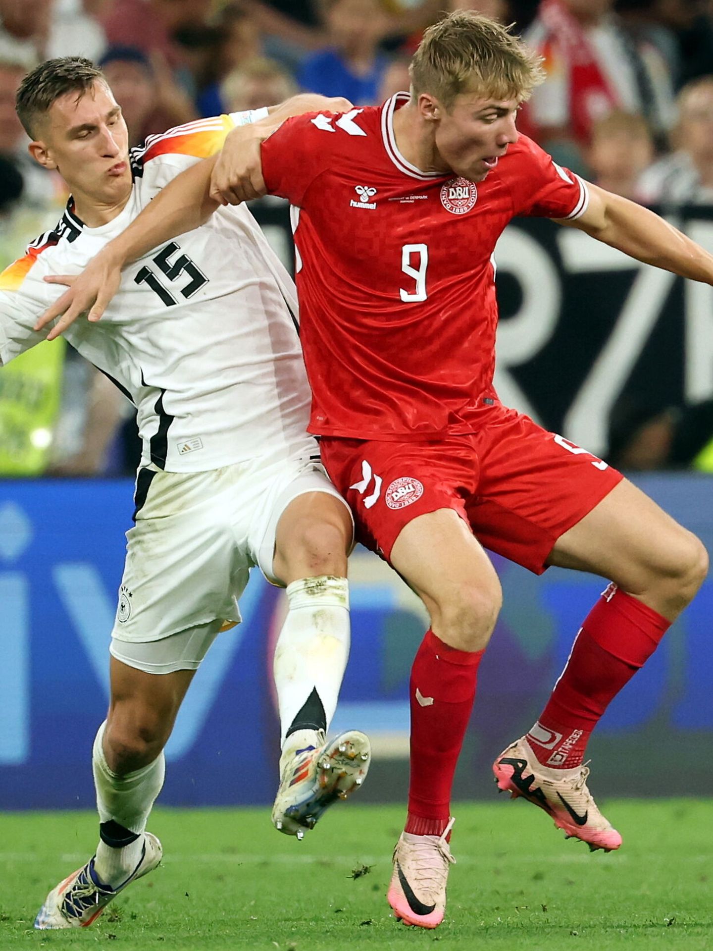 Dortmund (Germany), 29 06 2024.- Rasmus Hojlund of Denmark (R) and Nico Schlotterbeck of Germany in action during the UEFA EURO 2024 Round of 16 soccer match between Germany and Denmark, in Dortmund, Germany, 29 June 2024. (Dinamarca, Alemania) EFE EPA FRIEDEMANN VOGEL 