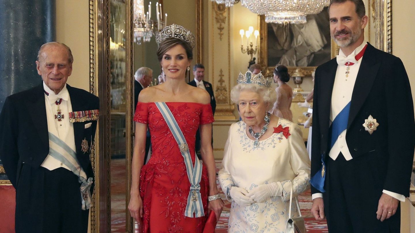 El rey Felipe con la reina Isabel II, el duque de Edimburgo y la reina Letizia. (EFE)
