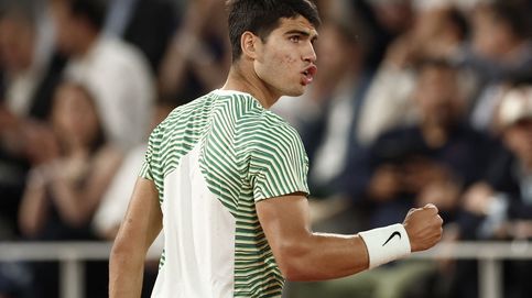Alcaraz tritura a Tsitsipás con un tenis sublime en Roland Garros y Djokovic ya espera en semifinales