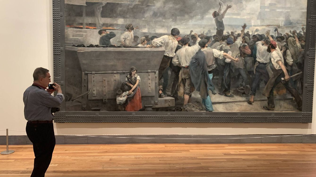 Foto: Un visitante del Museo del Prado contempla el cuadro de Vicente Cutanda 'Una huelga de obreros en Vizcaya (1892). IHV 