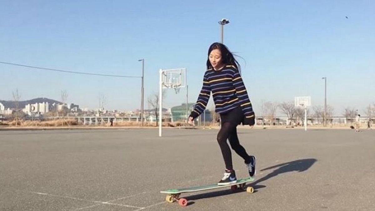 Hyojoo Ko, la joven 'skater' que acompaña sus paseos en monopatín con bailes