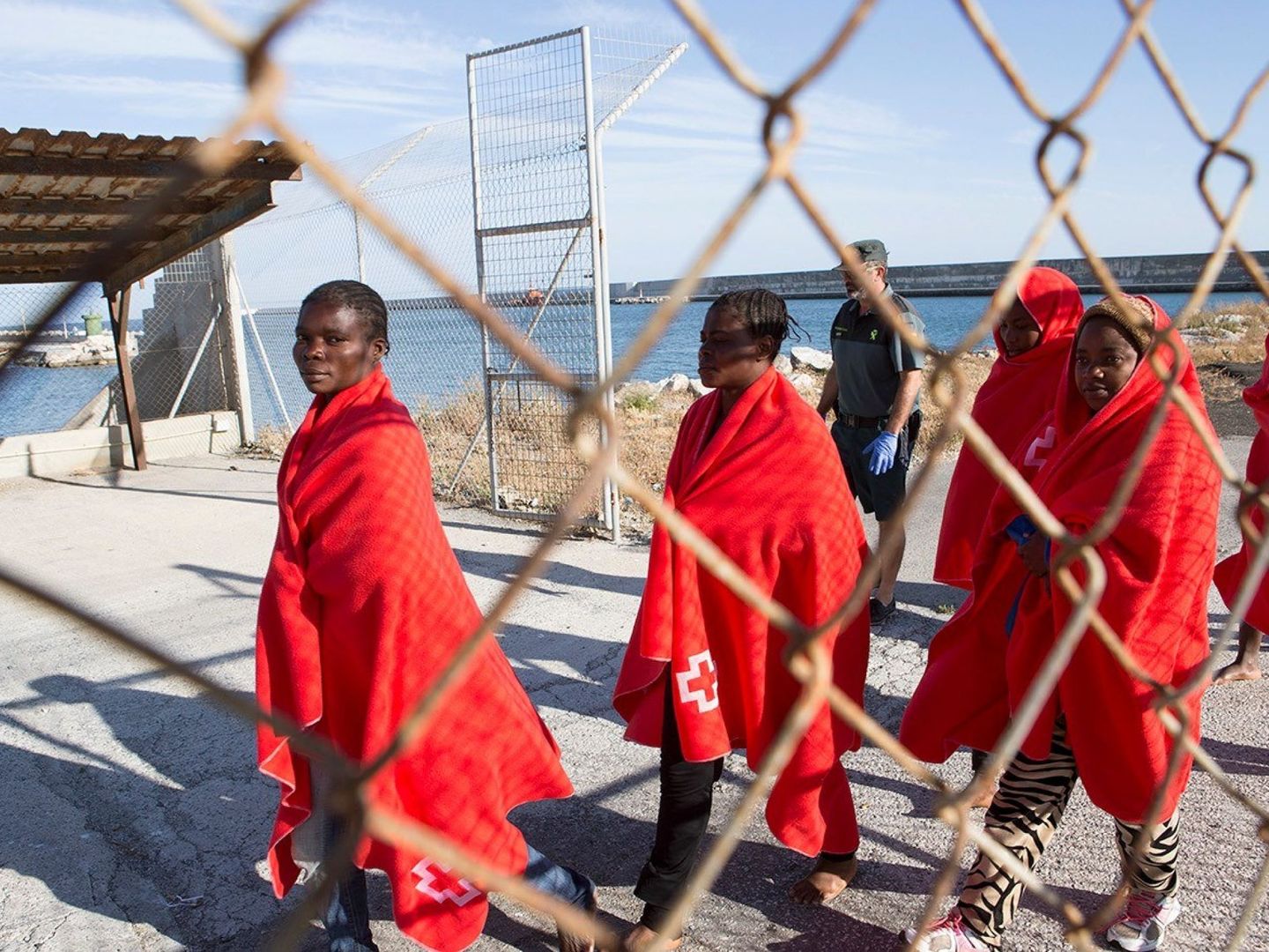 Inmigrantes rescatados por Salvamento Marítimo cuando navegaban en una patera en el mar de Alborán, en Motril. (EFE)