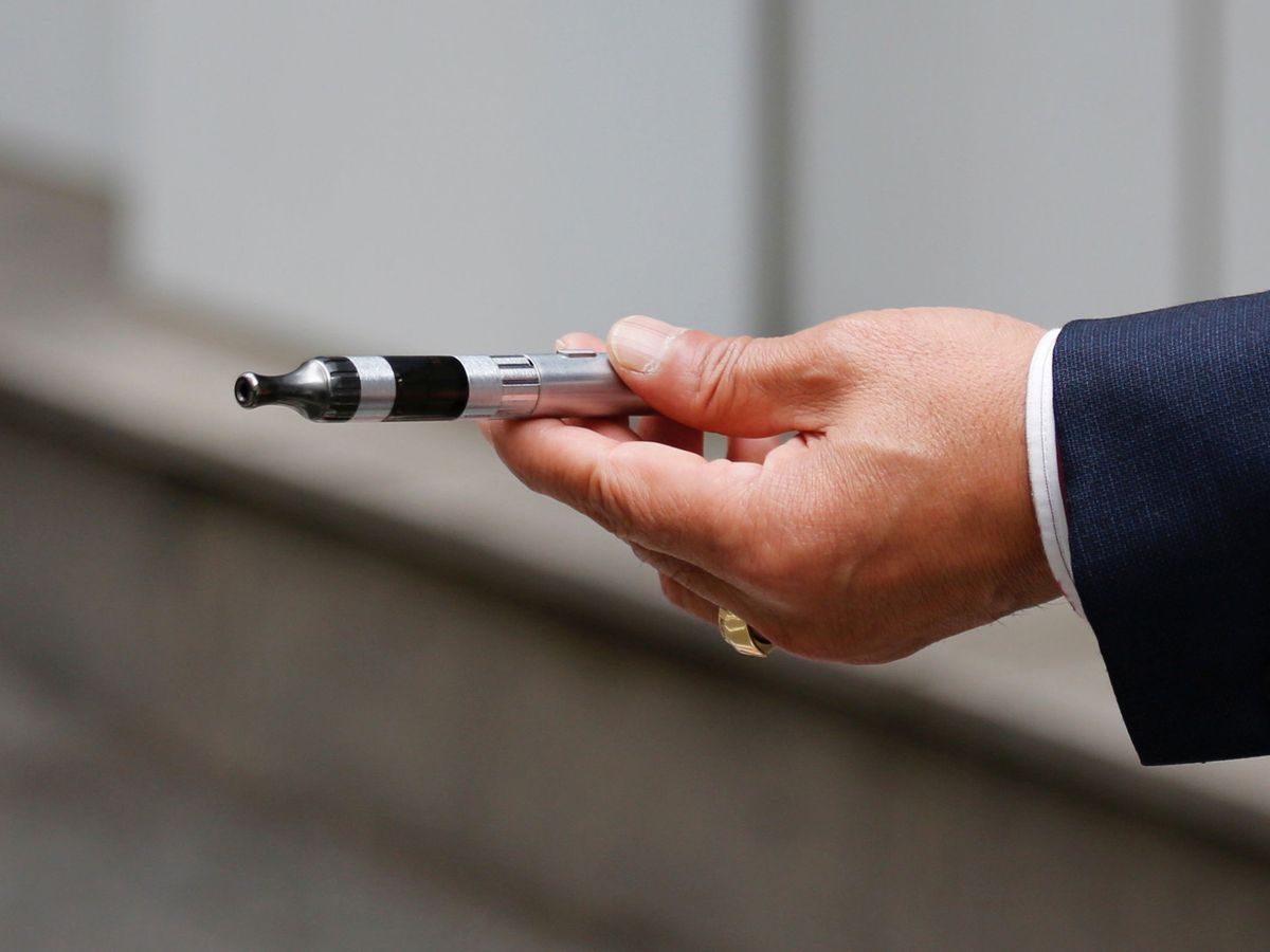Foto: Un hombre sujeta un cigarrillo electrónico. (EFE)