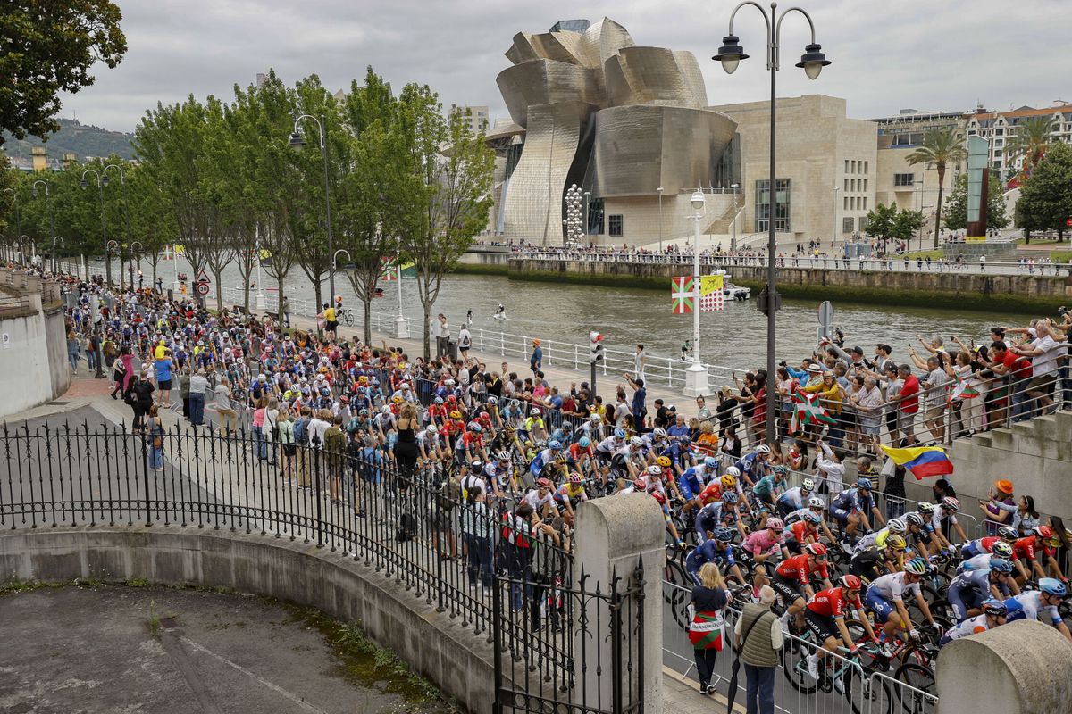 Euskadi pagó 12,2 millones por ser el puerto de salida del Tour de Francia en 2023. (EFE/Luis Tejido)