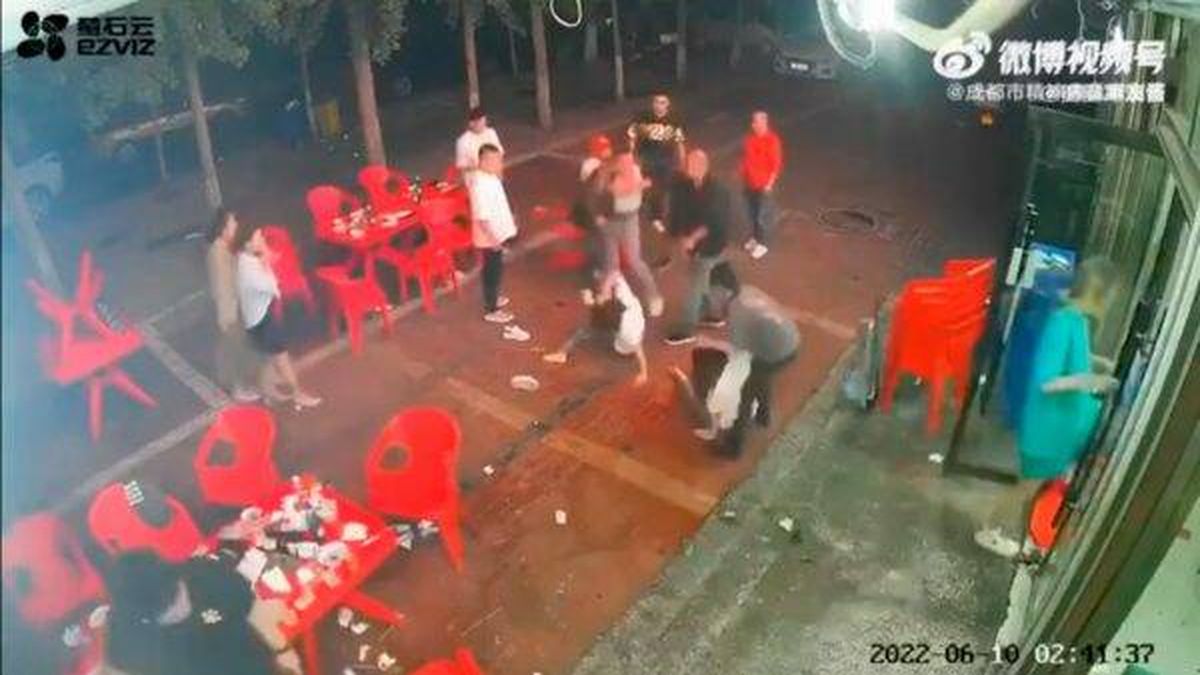 Indignación en China por una brutal paliza a varias mujeres en un bar: ya hay 9 detenidos