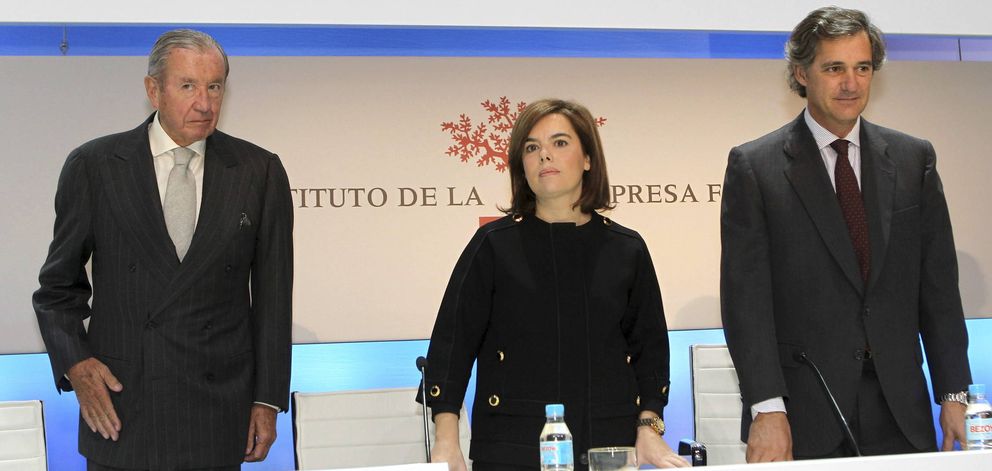 Leopoldo Rodés (i), Soraya Sáenz de Santamaría (c), y el presidente de Acciona, José Manuel Entrecanales.