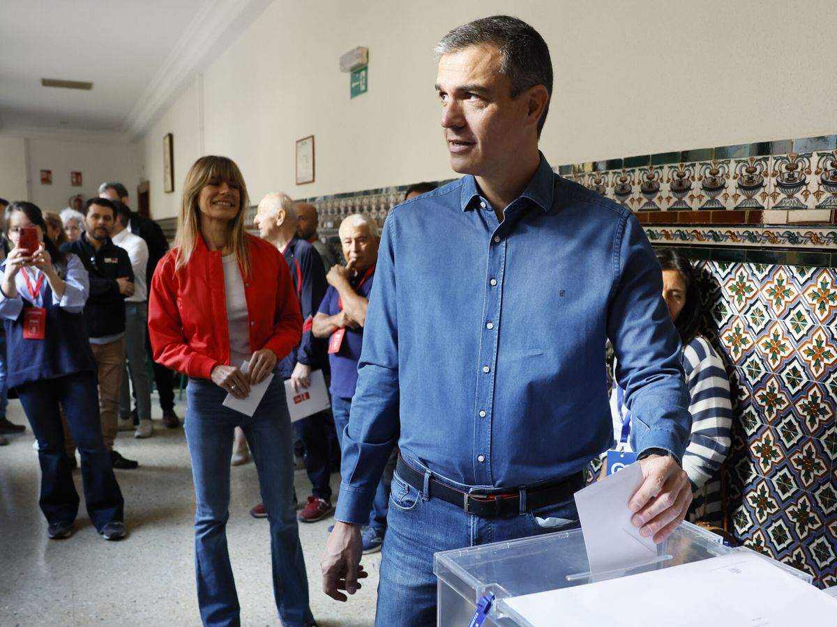 Foto: Sánchez vota en las europeas, con Begoña Gómez en segundo plano. (EFE/Ballesteros)
