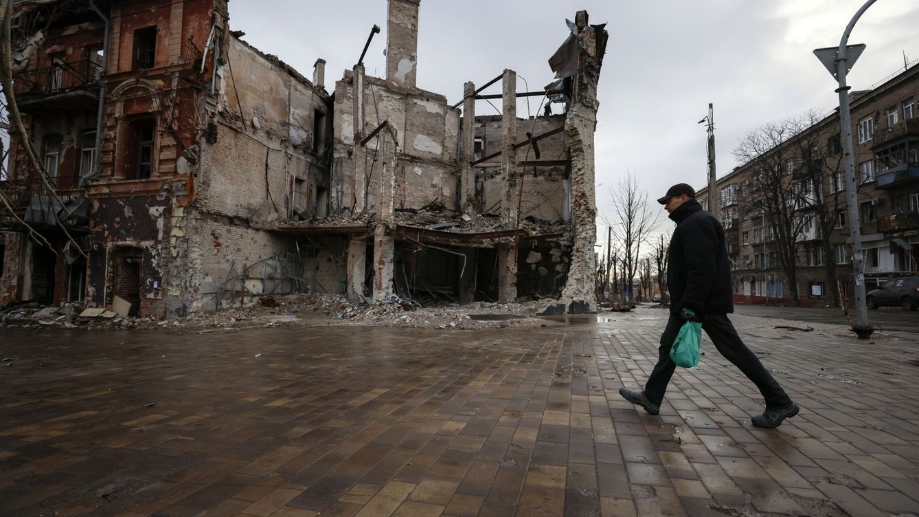 Foto: Un hombre camina frente a un edificio destruido en Mariúpol, en diciembre de 2022. (EFE/Sergei Ilnitsky)