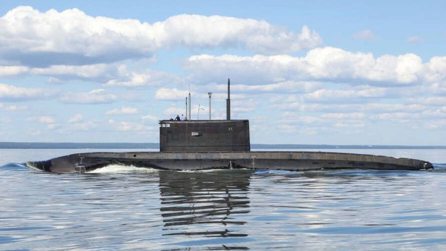Submarino convencional Krasnodar, de la clase Kilo mejorada, en el mar Negro. (Mil.ru)