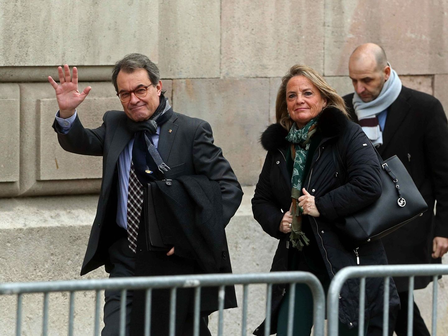 El expresidente de la Generalitat Artur Mas, con su esposa, Helena Rakosnik, a la llegada del Tribunal Superior de Justicia de Catalunya. (EFE/Toni Albir)