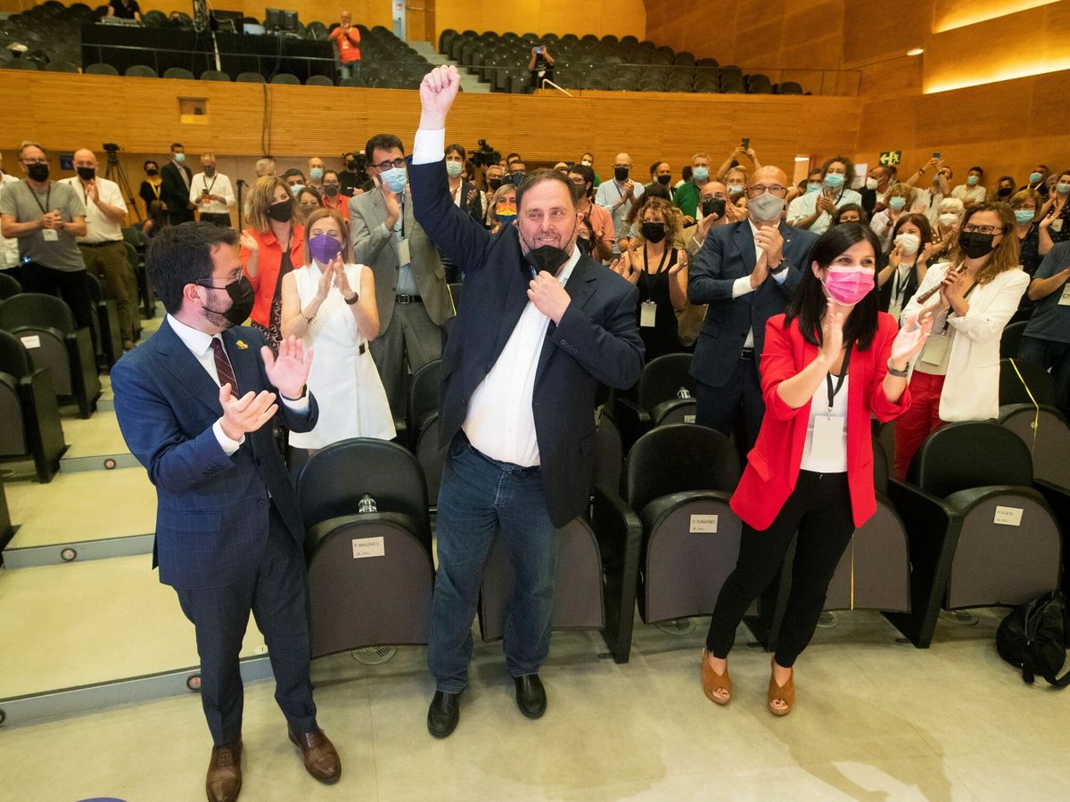 Foto: El líder de ERC, Oriol Junqueras, con el puño en alto. (EFE)