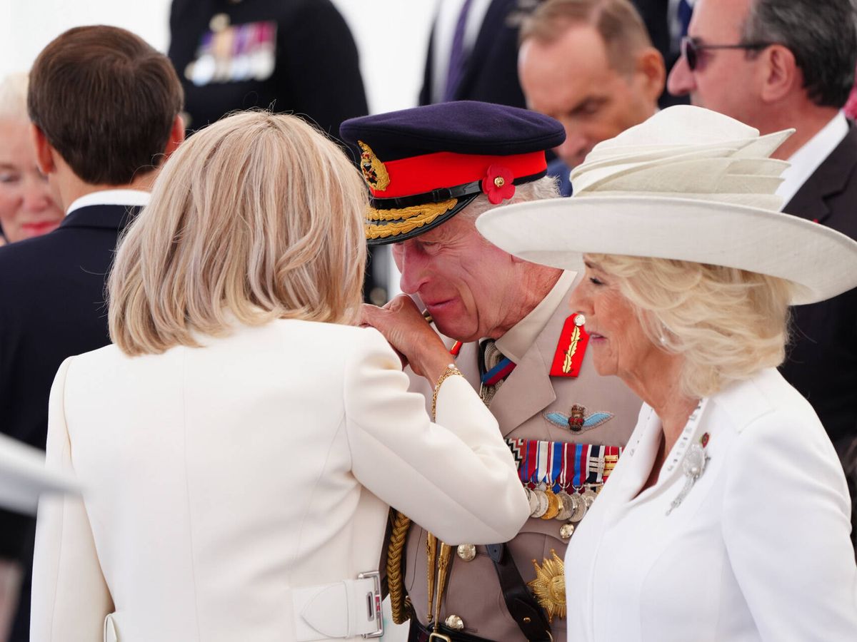 Foto: El rey Carlos III saludando a Brigitte Macron. (Reuters)