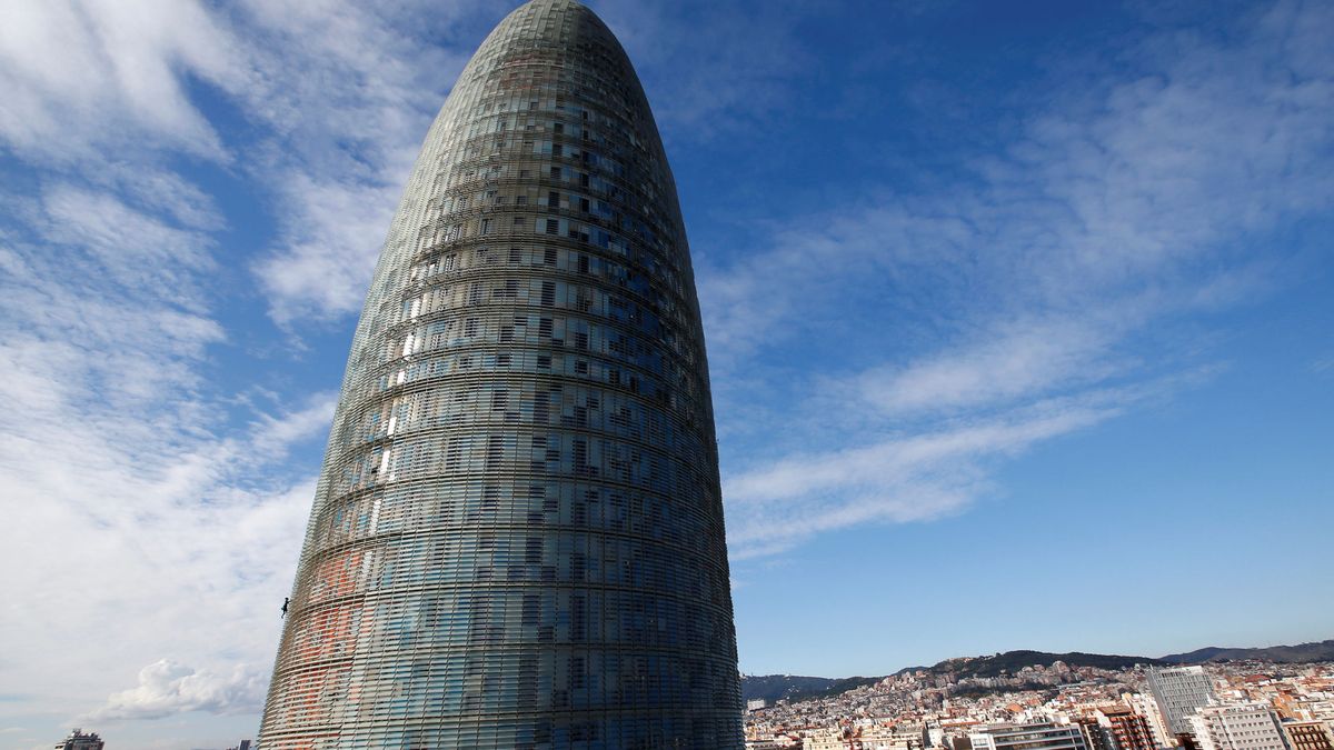 Un desconocido escala la Torre Agbar de Barcelona sin arnés ni seguridad