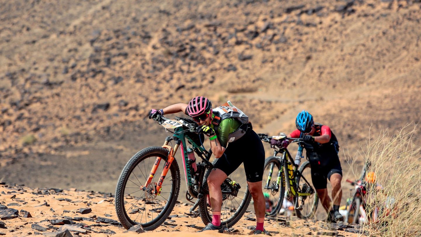 Varios ciclistas empujan su bicicleta durante la pasada edición de la Titan Desert. (EFE)
