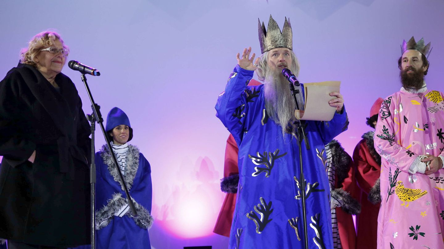 Los Reyes Magos durante la cabalgata de 2016 con los trajes que fueron objeto de la polémica. (EFE)