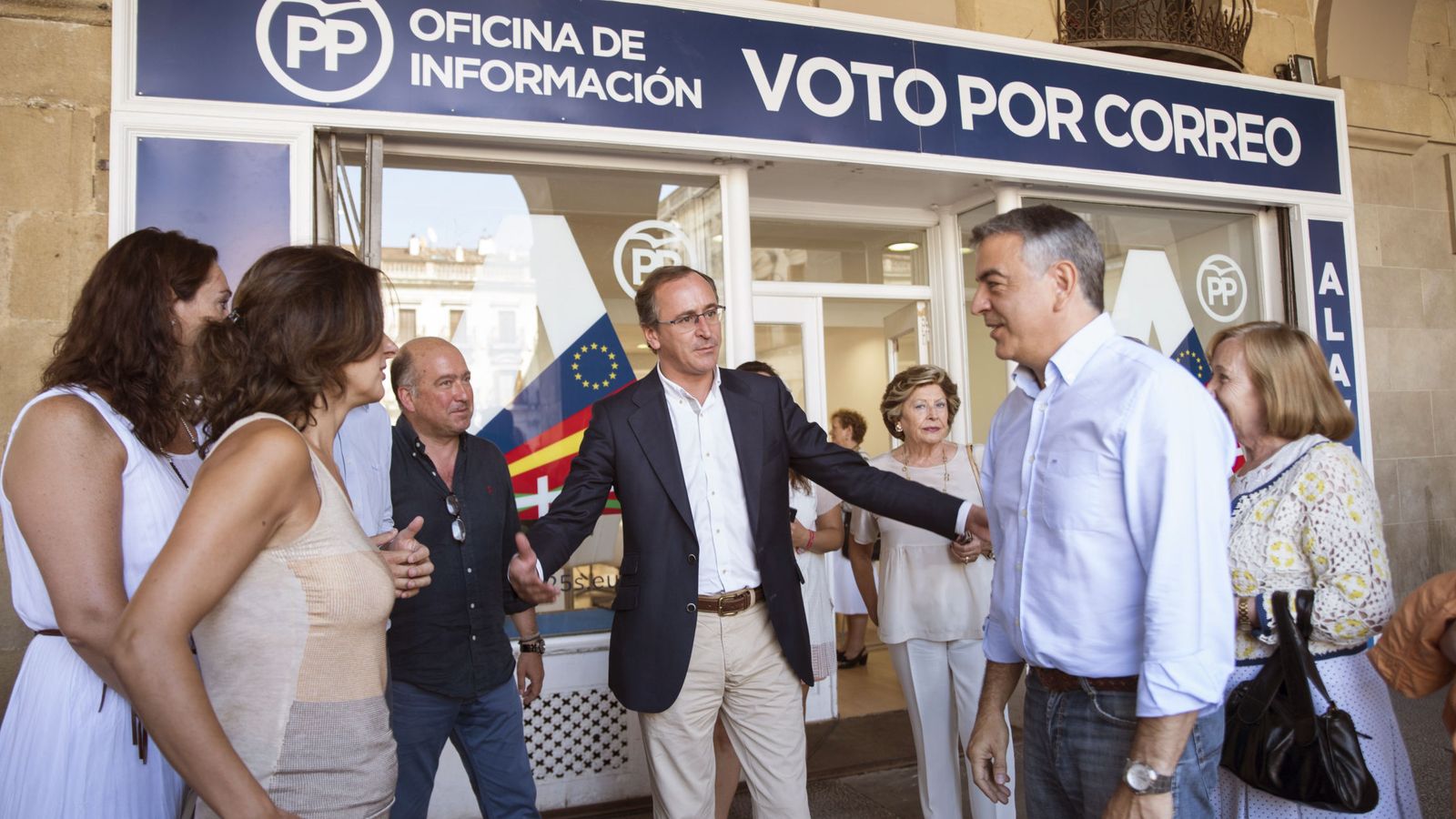 Foto: Alfonso Alonso (candidato a lehendakari por el PP), en la inauguración de la oficina electoral de Vitoria (EFE)