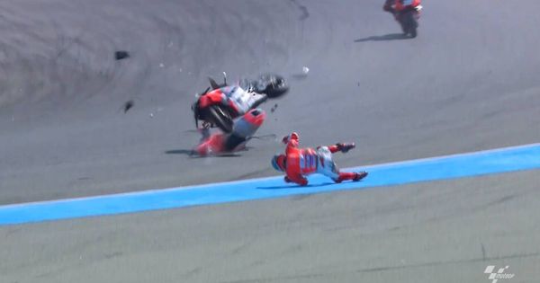 Foto: La caída de Jorge Lorenzo en los entrenamientos libres del Gran Premio de Tailandia. (MotoGP)