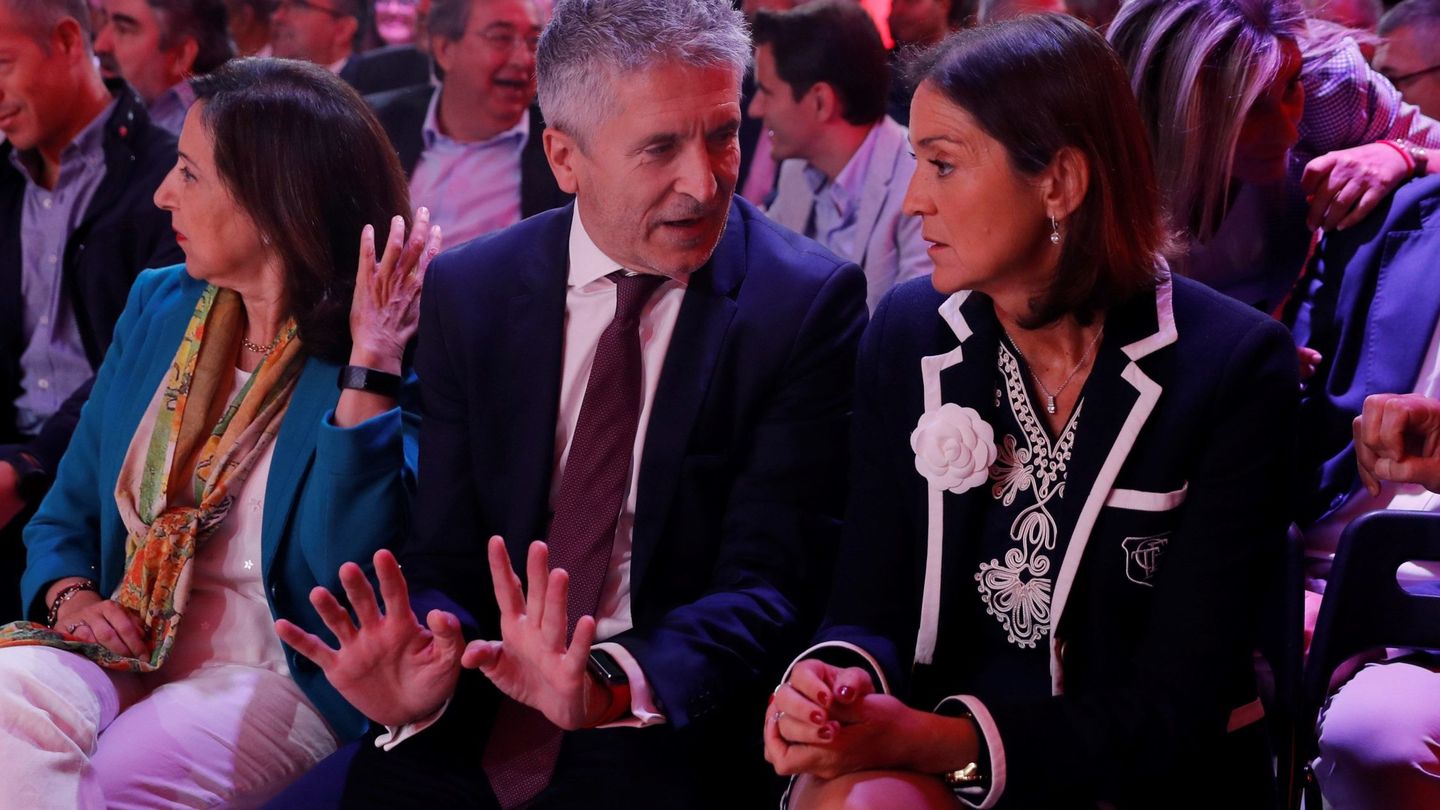 Más fila cero: los ministros Margarita Robles, Fernando Grande-Marlaska y Reyes Maroto. (EFE)
