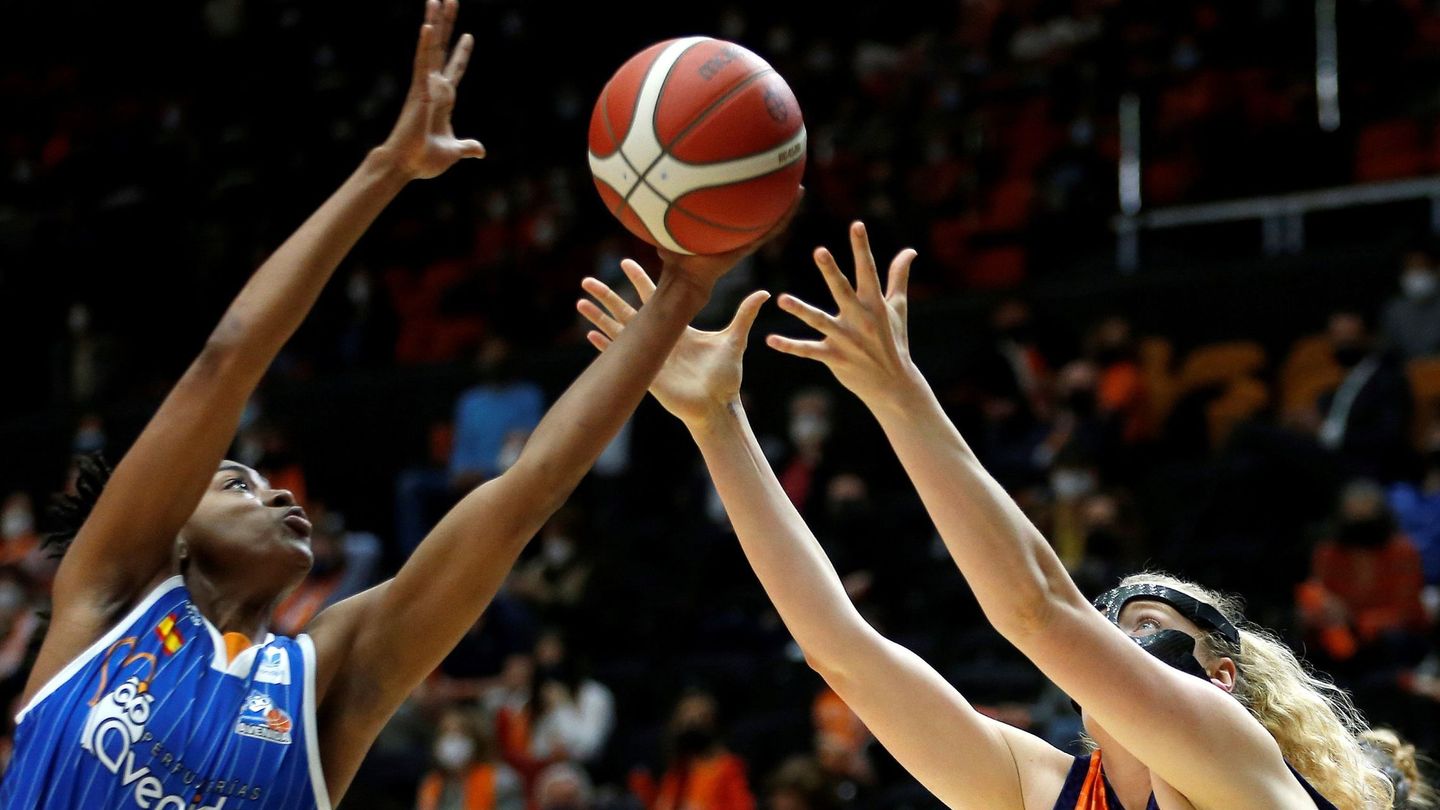 VALENCIA, 02 05 2021.- La jugadora del Tiffany Hayes (Valencia Basket)  y Laura Juskaite (Perfumerías Avenida), durante el partido de la Liga Femenina de baloncesto disputado este domingo en la Fonteta. (EFE)