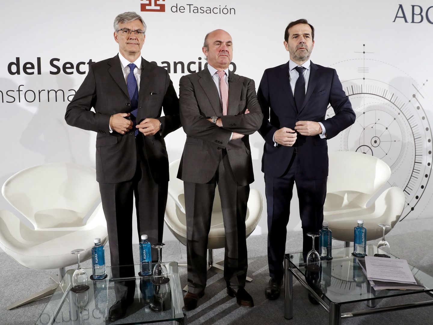 El ministro de Economía, Luis de Guindos (c), junto al presidente de Deloitte, Fernando Ruiz (i). (EFE)
