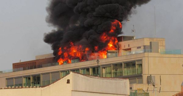 Foto: Incendio en un edificio de Gran Vía. (Twitter @Brucemeld)