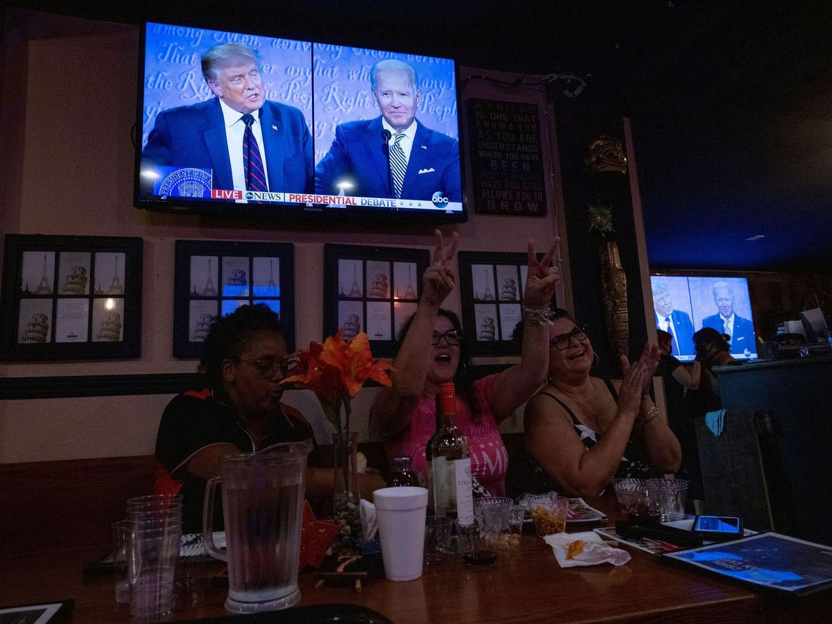 Foto: Un grupo de mujeres de California (EEUU) ven el debate entre Trump y Biden, celebrado ayer. (Reuters)