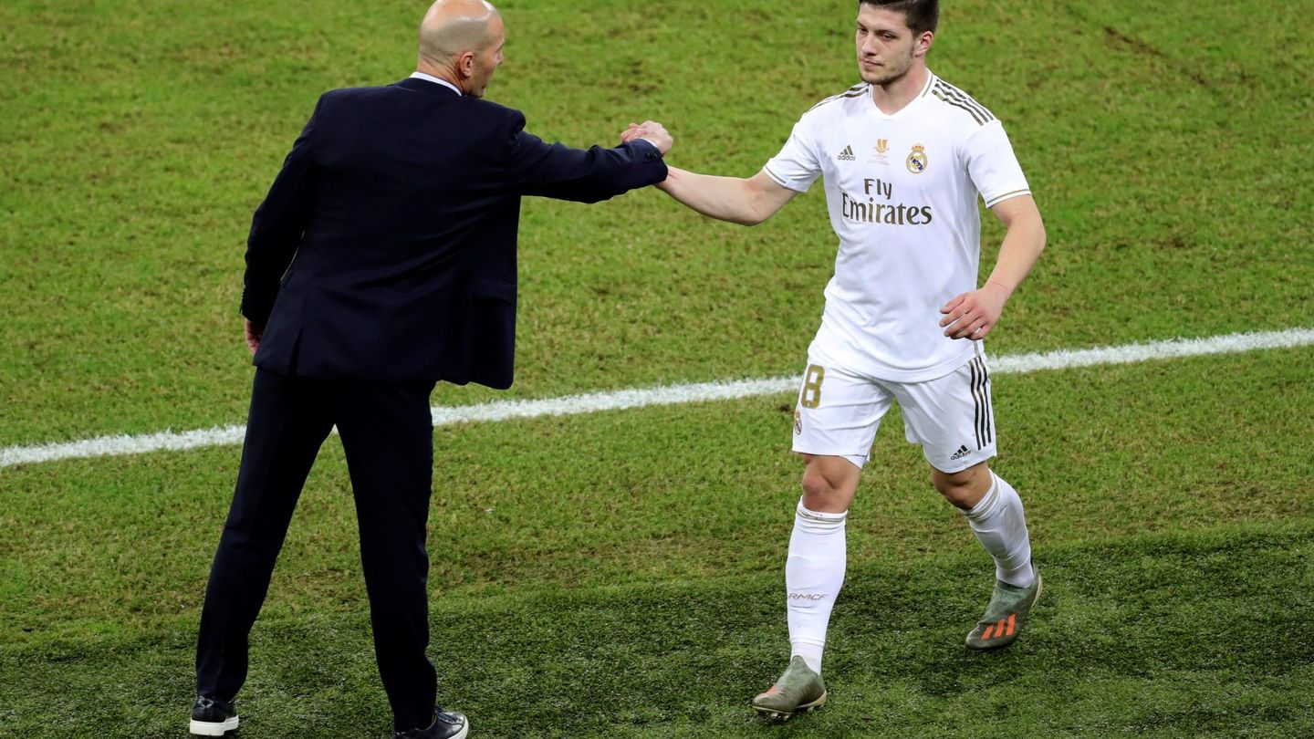 Zidane choca la mano a Jovic en un cambio de un partido del Real Madrid. (Efe)