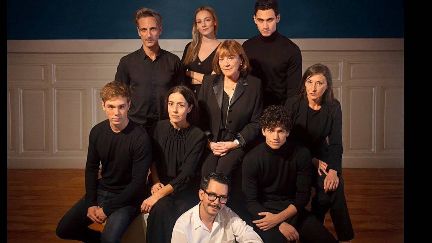 Manolo Caro, sentado, junto al equipo artístico de la serie. (Netflix)